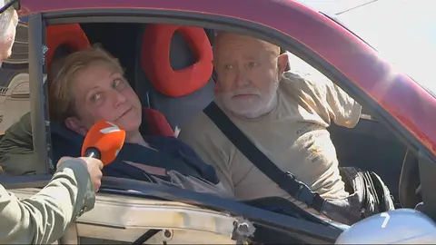 Mujer entrevistada por Alejo J. Lucas tras sufrir un accidente en el interior de su veh&iacute;culo como acompa&ntilde;ante (foto: La 7)