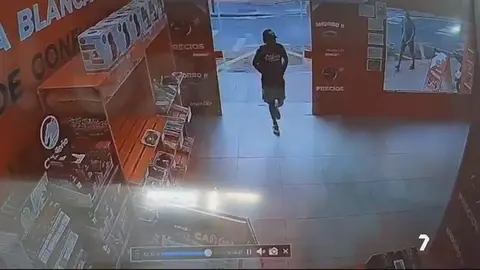 Un hombre roba dos garrafas de aceite en Murcia (foto: La 7)