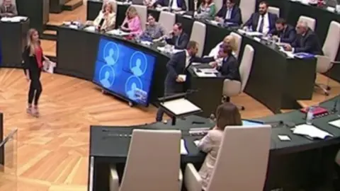 El concejal del PSOE Daniel Viondi en el momento que "toca la cara" a Almeida (foto: Ayuntamiento de Madrid