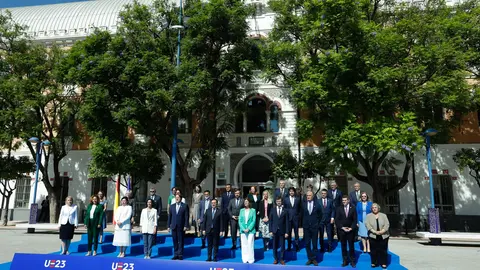 Foto de familia de los asistentes a la reuni&oacute;n informal ministerial de Asuntos Generales y Pol&iacute;tica de Cohesi&oacute;n, en Murcia (foto EP)