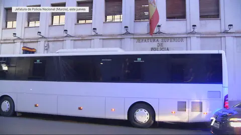 Autob&uacute;s alquilado por la Polic&iacute;a Nacional para transportar a los detenidos de una redada desde Murcia a Torrevieja (foto: La 7)