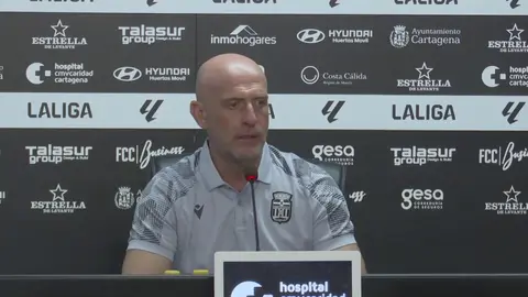 Juli&aacute;n Calero, t&eacute;cnico del FC Cartagena, durante la rueda de prensa (foto: La 7)