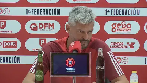 Rueda de prensa de Gustavo Mun&uacute;a, entrenador del Real Murcia (foto: La 7)
