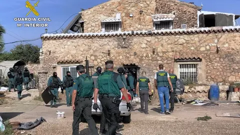 Imagen del momento de la detenci&oacute;n por parte de la Guardia Civil (foto: GC)