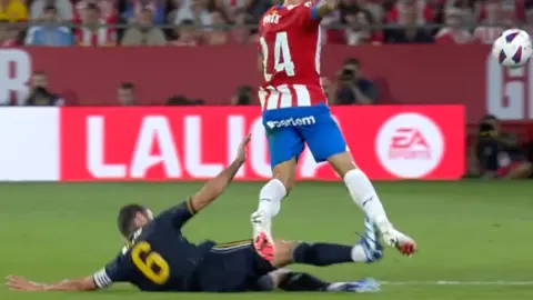 Dura entrada de Nacho Fern&aacute;ndez a Portu, que ha dejado noqueado al futbolista de Beniel (foto: Twitter)
