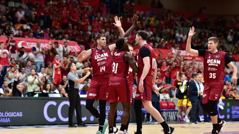 Los jugadores del UCAM Murcia CB en plena celebraci&oacute;n (foto: UCAM Murcia CB)