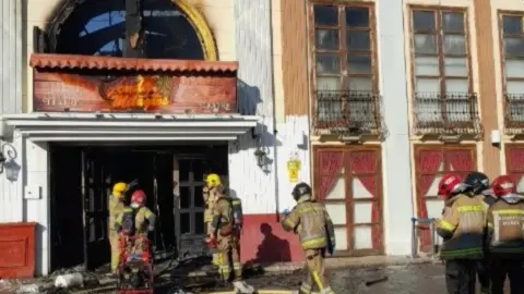 Bomberos extinguiendo el incendio | FOTO: 112