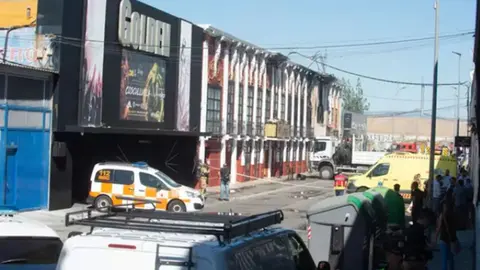 Agentes de bomberos trabajan en las discotecas donde ha habido un incendio, en la zona de ocio de Las Atalayas, a 1 de octubre de 2023, en Murcia