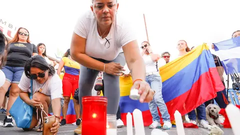 Concentraci&oacute;n de compatriotas de las v&iacute;ctimas