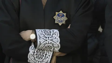Detalle de la toga de un letrado de la Administraci&oacute;n de Justicia (foto: EP)