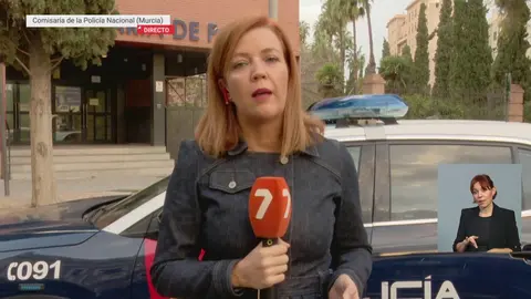 Esther P&eacute;rez-Calder&oacute;n en directo desde el lugar donde est&aacute;n prestando declaraci&oacute;n los testigos (foto: La 7)