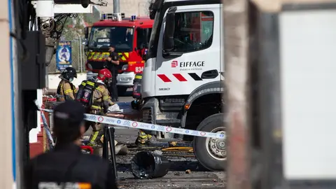 Bomberos de Murcia trabajan frente al Teatre, en la zona de ocio de Las Atalayas, donde ocurri&oacute; el incendio, a 2 de octubre de 2023, en Murcia, Regi&oacute;n de Murcia (Espa&ntilde;a). El Delegado del Gobierno de la Regi&oacute;n de Murcia ha comunicado que se han localizado - Javier Carri&oacute;n - Europa Press