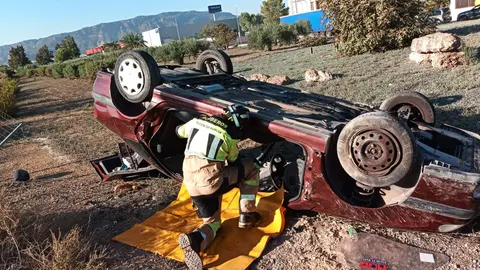 Un efectivo del CEIS trabaja para sacar al herido del veh&iacute;culo siniestrado