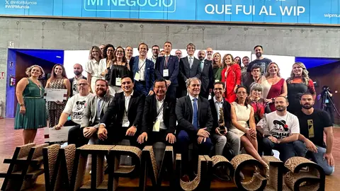 El consejero de Econom&iacute;a, Hacienda y Empresa, Luis Alberto Mar&iacute;n, posa junto a los participantes y premiados en la edici&oacute;n de 2022 del Premio Emprendedor del A&ntilde;o Info-Exolum