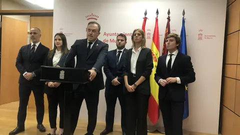 El portavoz del Grupo Municipal Vox en el Ayuntamiento de Murcia, Luis Gestoso, con el resto de su equipo (foto: Europa Press)