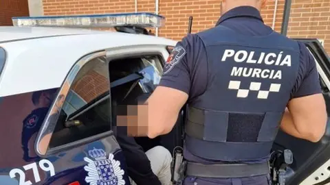 Imagen del detenido, custodiado por la Polic&iacute;a Local de Murcia (foto: Polic&iacute;a Local de Murcia)