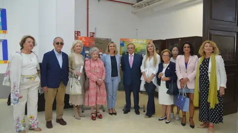 La consejera de Pol&iacute;tica Social, Familias e Igualdad, Conchita Ruiz, junto a los participantes de la mesa redonda celebrada por la Semana mundial de los Mayores