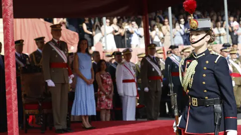 Leonor jura bandera y el Rey le recuerda su compromiso de "servir a Espa&ntilde;a con toda tu energ&iacute;a y determinaci&oacute;n"
