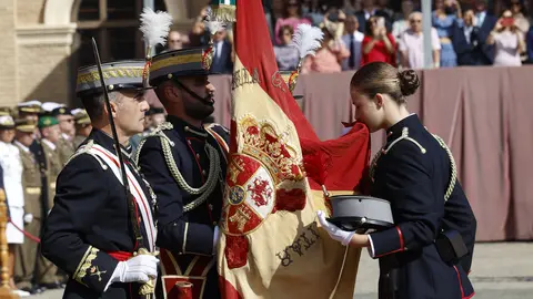 Leonor jura bandera y el Rey le recuerda su compromiso de "servir a Espa&ntilde;a con toda tu energ&iacute;a y determinaci&oacute;n"