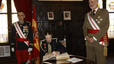 Leonor jura bandera y el Rey le recuerda su compromiso de "servir a Espa&ntilde;a con toda tu energ&iacute;a y determinaci&oacute;n"