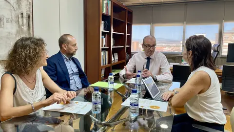 El consejero V&iacute;ctor Mar&iacute;n se reuni&oacute; con la presidenta de la Asociaci&oacute;n de dislexia, Silvia L&oacute;pez.