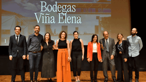 El consejero Juan Manuel Pancorbo, junto a galardonados en los Premios de Arquitectura de la Regi&oacute;n