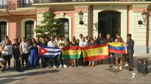 Manifestaci&oacute;n en la puerta del ayuntamiento tras la muerte de 13 personas en Atalayas