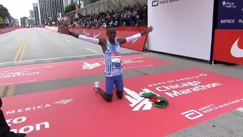 El keniata Kiptum, nada m&aacute;s cruzar la meta del marat&oacute;n de Chicago