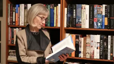 Claudia Goldin, en la biblioteca de la universidad de Harvard