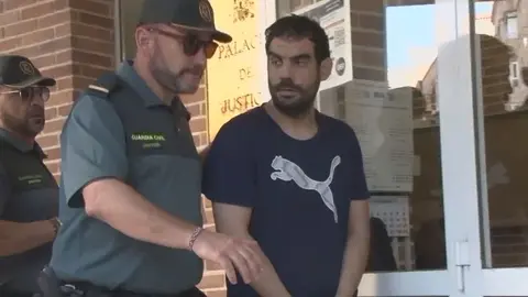 Uno de los detenidos por el robo de b&uacute;caros de bronce en el cementerio de Ceheg&iacute;n (foto: La 7)