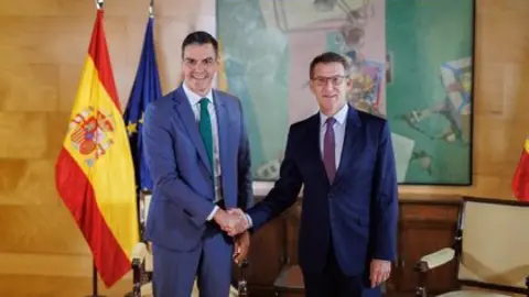 El secretario general del PSOE y presidente del Gobierno en funciones, Pedro S&aacute;nchez (i), se re&uacute;ne con el l&iacute;der del Partido Popular, Alberto N&uacute;&ntilde;ez Feij&oacute;o (d), dentro de la ronda de contactos para la investidura, en el Congreso de los Diputados (foto: EP)