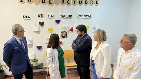 L&oacute;pez Miras durante su visita a la Unidad de Rehabilitaci&oacute;n del Centro de Salud Mental de Cartagena