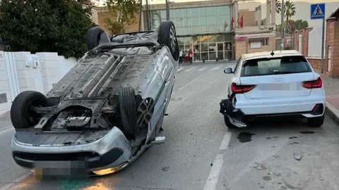 Un veh&iacute;culo vuelca tras chocar con otro en la v&iacute;a murciana de Senda de los Garres (foto: Polic&iacute;a Local de Murcia)