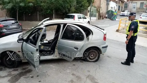 El veh&iacute;culo encontrado en la pedan&iacute;a murciana de Torreag&uuml;era con las ruedas desinfladas (foto: Polic&iacute;a Local de Murcia)
