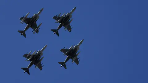 Aviones del Ej&eacute;rcito de Aire durante el acto solemne de homenaje a la bandera nacional y desfile militar en el D&iacute;a de la Hispanidad (foto: EP)
