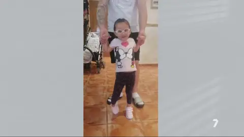 Alba, la ni&ntilde;a de Molina de Segura con s&iacute;ndrome de Leigh (foto: La 7)