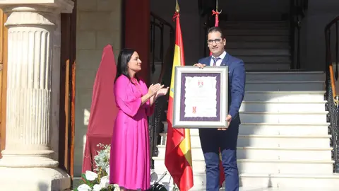 Remedios Lajara entrega el reconocimiento al presidente de la Asamblea Local de la Cruz Roja