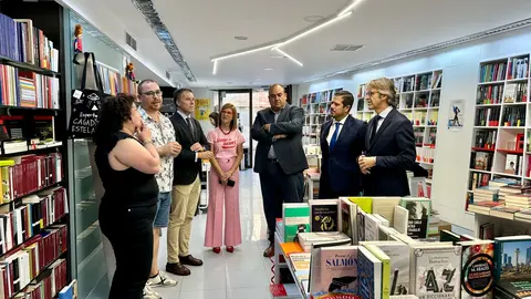 El consejero de Econom&iacute;a, Hacienda y Empresa, Luis Alberto Mar&iacute;n, visita una librer&iacute;a que ha participado en el programa de ayudas al comercio de Lorca