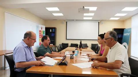 Responsables de Esamur y del CTNC reunidos durante el an&aacute;lisis del informe de la calidad de las aguas regeneradas.