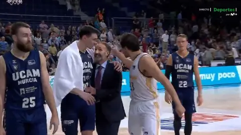 Momento en el que Llull da una 'colleja' a Sito Alonso