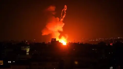 Imagen de un bombardeo de Israel contra instalaciones de Ham&aacute;s en la Franja de Gaza (foto: Agencias)