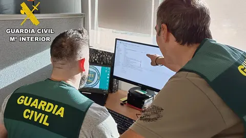 Investigaci&oacute;n de delitos inform&aacute;ticos por parte de agentes de la Guardia Civil (foto: Guardia Civil)