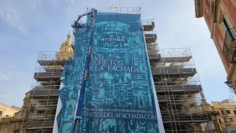 La primera lona que cubrir&aacute; la Catedral de Murcia (foto: La 7)