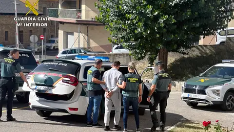 Momento de la detenci&oacute;n del agresor (Foto: Guardia Civil)