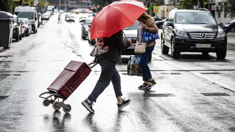 Dos personas caminan bajo la lluvia (foto: EP)