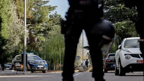 Imagen de archivo de un agente de Polic&iacute;a Nacional en las inmediaciones de la embajada de Ucrania (foto: EP)