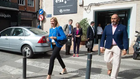 La Infanta Cristina (i) a su salida de la Escuela de Hosteler&iacute;a de C&aacute;ritas en Murcia (foto: CaixaBank)