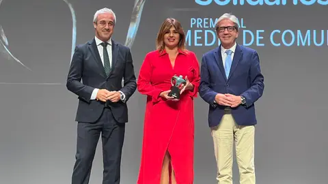 El director de  La 7, Antonio Pe&ntilde;arrubia (Izq.), Mar&iacute;a Jos&eacute; Ortiz, directora de 'Coraz&oacute;n Solidario' (Centro),