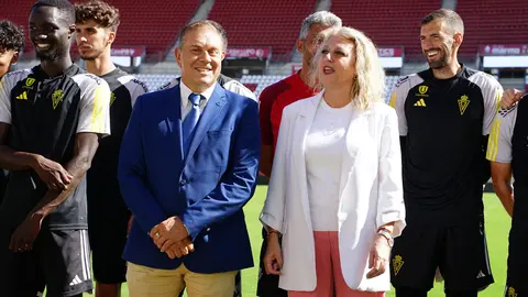 Mar&iacute;a del Mar Carrilo, presidenta del Real Murcia, junto a Ricardo Fern&aacute;ndez, dircom de Universae