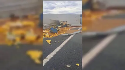 Un cami&oacute;n que transportaba zumo de naranja ha volcado en la A-33, a la altura de Yecla (foto: La 7)